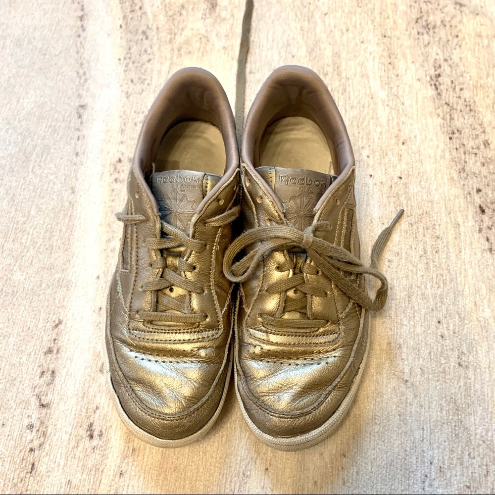 Pre-loved REEBOK Club C in gold melted metal, size 7. White sole matching laces.